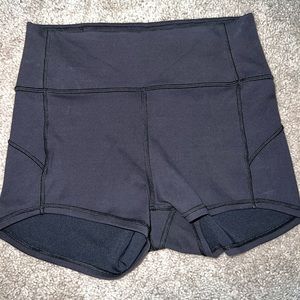 Lululemon In Movement Short 2.5! Size 6!